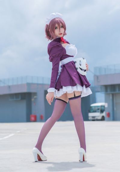 女警丰满的双乳